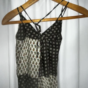 Sommar siden klänning - Sjön sval och bekväm klänning.  perfekt för dig som vill resa eller va super snygg inför sommaren redan nu 