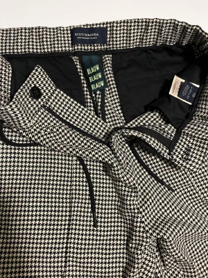 Scotch & Soda - Aldrig använda, benvit/svart mönstrade med veck och snören. Nyskick.