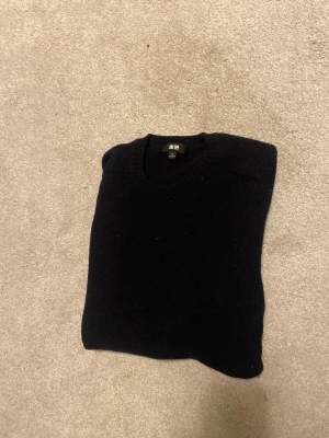 En svart stickad tröja från uniqlo som är snyggt till allt