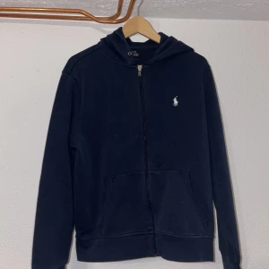 Ralph Lauren zip hoodie - Snygg mörkblå Ralph lauren zip hoodie. Utan snören. Hör av dig vid intresse eller frågor! Pris kan diskuteras vid snabb affär!