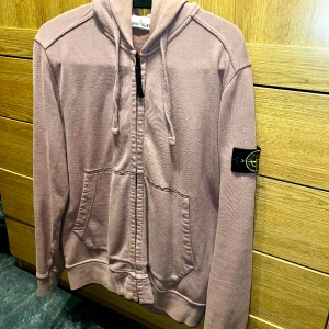 Stone Island ZipHoodie - ÄKTA! Stone Island hoodie med dragkedja, storlek M. Inköpt på NK i Göteborg. 