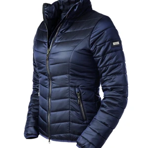 Equestrian Stockholm  - Säljer en oanvänd ES jacka. Mörkblå. Strl S.  Tunn men håller verkligen värmen!  Färg: Marinblå Dragkedja: Krom /  YKK / Vislon med spegeleffekt Emblem: Metall i silver  Säljes då jag råkade köpa fel storlek :) Nypris 1899kr