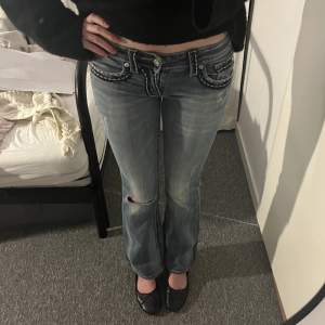 Lågmidjade bootcut jeans i bra skick. ❣️de har dock en bristning på baksidan, man kan inte se igenom byxan, men det är som en bristning. Det är dock inget som man inte kan laga med några stygn ❣️ skriv privat vid intresse o frågor 🫶🫶🫶