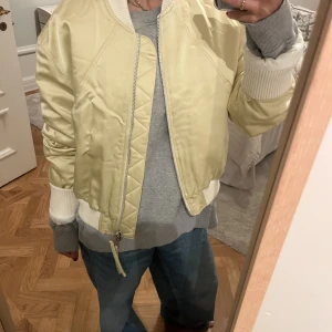 Dagmar Jacka  - Cool och snygg bomber jacka från Dagmar, jätte snygg för sommaren. Har inte kommit till användning så det är därför jag säljer men skicket är mycket bra och inge defekter finns. Nypris 2300kr.
