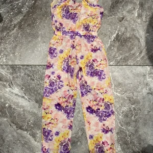 Blommig byxdress stl. 158 - Fantastisk fin och färgsprakande byxdress/set som bara används en gång under sommaren. Sååå fantastiskt fina färger!! Blommig. Nyskick. Säljer pga stor garderobrensning. Kika gärna på mina andra annonser, säljer mycket. Samfraktar gärna.