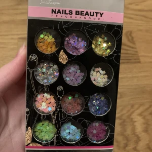 Nails beauty nagel paljetter - Paljetter formade som blommor i massa olika färger att sätt på naglarna. Oöppnade