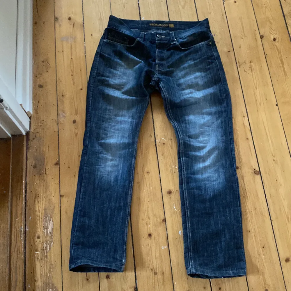 Low-mid rise jeans från Bros jeans, detaljer på bakfickorna. . Jeans & Byxor.