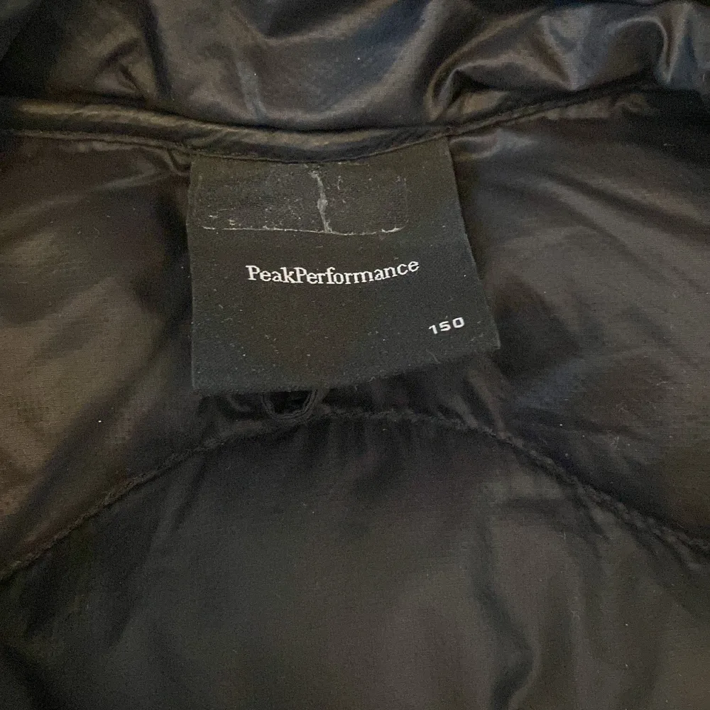 En jättefin Peak Performance JR helium jacketjacka i storlek 150. Inga hål eller frakturer, i perfekt skick. Använd 1 säsong. Säljer pågrund av för liten storlek. 💕 Säljer för 1000kr. . Jackor.