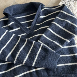 Tröja Shein - vill bli av me pronto. Strl M använd fåtal gånger  100kr + frakt