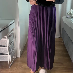 Långkjol från Zara - Använd 2gånger så nytt skick! Skön dock ofodrat (ej genomskinlig så ok). 