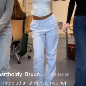 Ljusblå pyamas byxor - Säljer dessa super fina pyjamasbyxor som man även kan använda som vanliga byxor med. Använda ett fåtalgånger så i väldigt bra skick! Har lämnat in dom hos sömmerska för att sy in i grenen för att få mer lågmidjat samt lite benlängd❣️