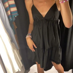 Zara klänning - Super söt zara klänning som jag säljer då den inte passar min stil🖤🖤 väldigt populär, obs lånade bilder då jag ej tycker den passar mig