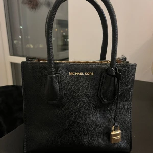 Michael kors väska  - fyrkantig Michael kors handväska sparsamt använd jätte fint skick nypris på väskan är 3000kr 