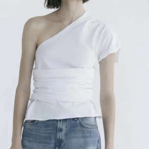 Zara topp  - Off shoulder topp från Zara i storlek S (känns som en Xs). Materialet är tshirt. 