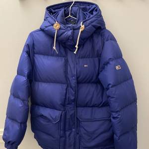 Så snygg jacka från Tommy Hilfiger! Superfint skick då den endast användes fåtal gånger under förra vintern. Liknar den populära jackan från fjällräven💙Priset är inklusive frakt🫶🏻