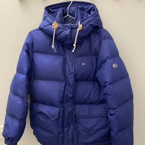 Tommy Hilfiger Jacka - Så snygg jacka från Tommy Hilfiger! Superfint skick då den endast användes fåtal gånger under förra vintern. Liknar den populära jackan från fjällräven💙Priset är inklusive frakt🫶🏻
