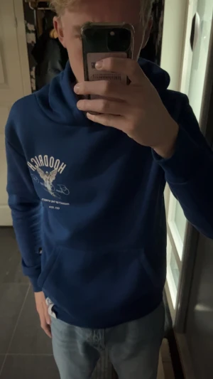 Hoodrich hoodie blå - Hoodien är i ny skick endast använd ett fåtal gånger storlek m. Säljer för det inte passar min stil längre. Priset är inte hugget i sten, lägger upp för 500 men buda gärna därifrån (nypris 900) kvitto finns