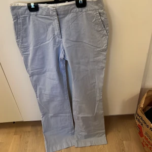 Kostymbyxor hm  - Blå-vit randiga midwaist kostymbyxor från hm. Köpta på sellpy men aldrig använda av mig. Fint skick