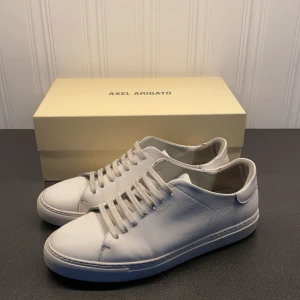 Axel arigato vita  - Sick: 7/10 Dessa skor är anvönda ett antal gånger men är fortfarande i bra skick