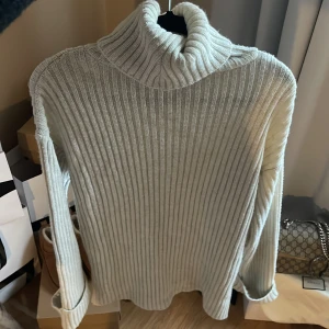 Stickad tröja  - Såå snygg stickad polotröja från nakd! Endast testad💓passar xs-m💓