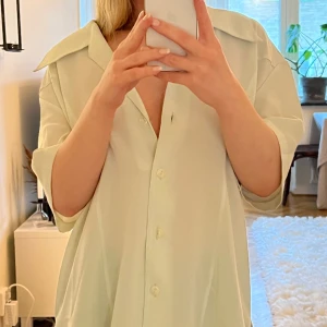 Kortärmat skjorta - Kortärmad grön skjorta. Köpt på secondhand, så unik! Står ej storlek men uppskattar till en oversized L. 75:- ex frakt. 