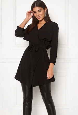 Superfin svart kappa  - Knappt använd kappa & därav superfin i skicket. Storlek xs men passar en som har S också. Trendig jacka med uttagbara axelvaddar från OBJECT.  - Knytband i midjan (avtagbart) - Två fickor framtill - Knapp på axeln  - Knapp baktill i ryggen Nypris: 599kr 