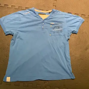 Riktigt skön blå lite Y2k T-shirt som e riktigt snygg. Sicka meddelande för mer info/bilder