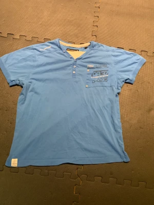 T-shirt - Riktigt skön blå lite Y2k T-shirt som e riktigt snygg. Sicka meddelande för mer info/bilder