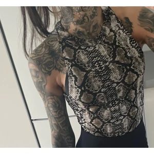 Mönstrad body, strl S  - Mönstrad body i storlek S 🩶