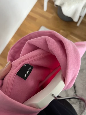 Rosa hoodie  - En rosa hoodie från Ginatricot, den är helt ny endast lappen är borttagen, 200kr+frakt🩷