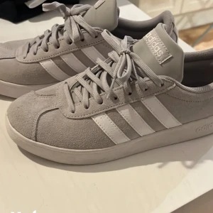Adidas  - Gråa super söta adidas, som nya inte smutsiga liknar campus man kan byta snörena, 💕 priset kan diskuteras skriv vid frågor