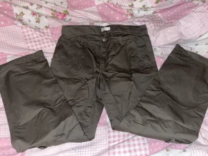 cargo byxor  - ett par gröna cargo byxor från Gina tricot i st 38 bara använda en gång 