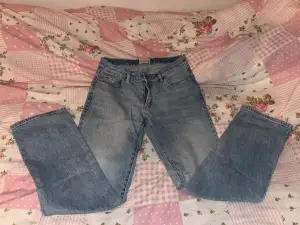 ett par jätte snygg lågmidjade jeans från Abrand i st 27 men skulle säga att dom passa 29 endast använda 2 gånger 