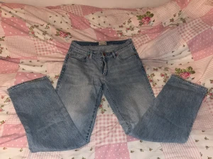 jeans  - ett par jätte snygg lågmidjade jeans från Abrand i st 27 men skulle säga att dom passa 29 endast använda 2 gånger 