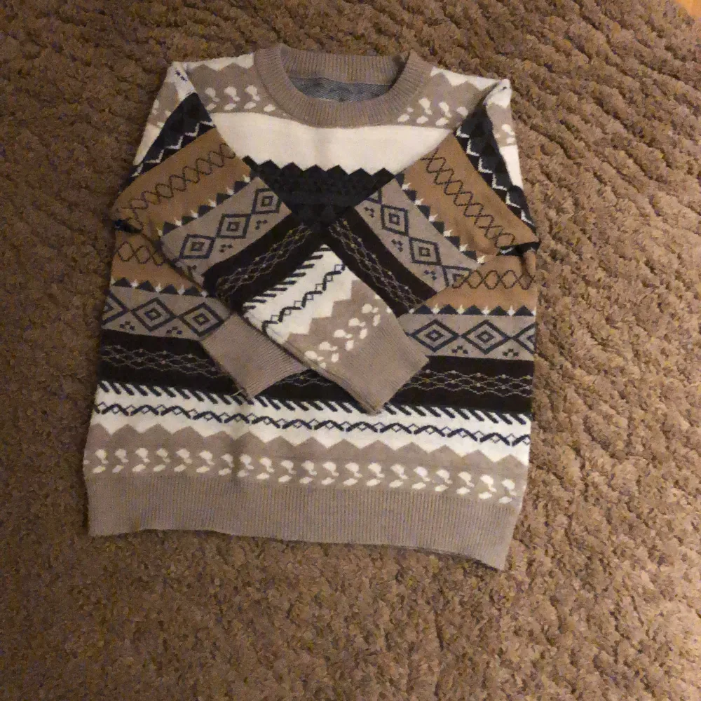 En så kallad grandpa sweater köpt föra året, andvänds inte längre då den inte är min still! e nog en xs/s men kanske passar en m oså. Stickat.