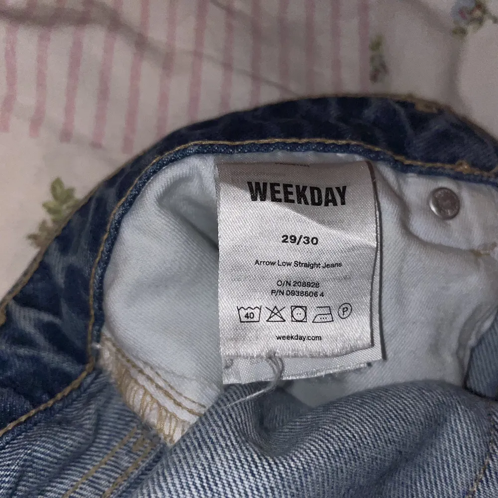 ett par lågmidjade jeans från weekday i st 29/30. Jeans & Byxor.