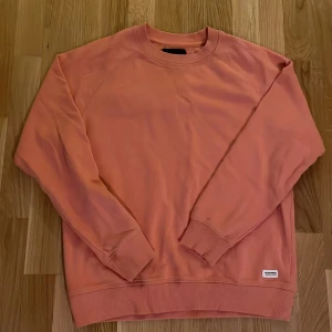 Tröja - Från lager 157, lite använd, fin i färgen den är orange/rosa typ Peach färg, säljer den för använder den inte längre 💗