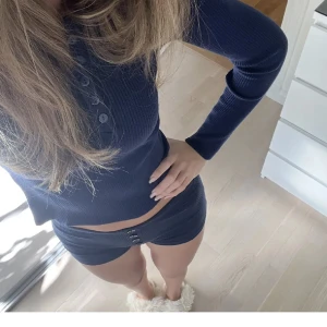 Pyjamas set - Säljer detta jättefina pyjamas sättet som är köpt här på plick, passade tyvärr inte mig i storleken. 🩷