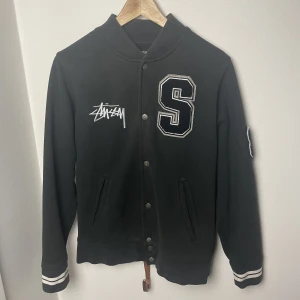 Vintage Stüssy Varsityjacket - En riktigt snygg vintage varsityjacket från Stussy. Jackan har inte kommit till användning så mycket, därför är den i bra skick! Den är storlek S, sitter TTS. Vid några funderingar, skriv gärna!🤔 Jag står inte för frakten📦 