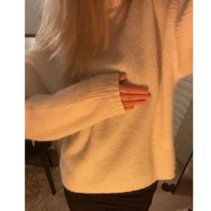 Stickad tröja - Otroligt mysig och fluffig stickad tröja☺️ Aldrig använd då jag har många liknande, tryck gärna på köp nu!💘