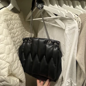 Väska - Säljer min fina väska från Zara, då den aldrig kommer till användning!🫶🏼 Den är rymlig och är i väldigt fint skick, då jag bara använd några gånger🥰 pris kan diskuteras!