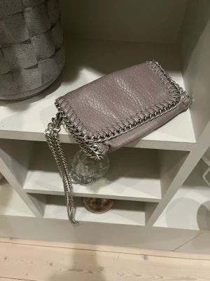 Tiamo väska - En superfin tiamoväska som är hyfsat använd men syns inte så mycket förutom på baksidan.💕 Köparen står för frakt. Inga returer!