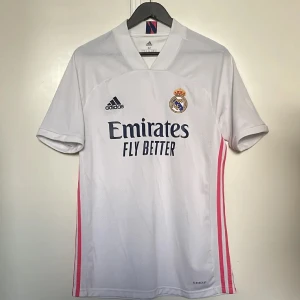 Real Madrid tröja - 10/10 skick. Matchtröja från säsong 2021, svårt o få tag på den, pris går att diskuteras 