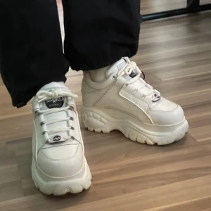 Buffalo sneakers - Dessa är Buffalo boots chunky sneakers! De är i storlek 38, vädligt gott skick :)