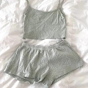 Brandy Melville set - Säljer det här fina pastellgröna setet med topp och shorts från Brandy Melville👼🏼Använd någon enstaka gång men är inte min stil. Stl onesize🤍Använd gärna köp nu!