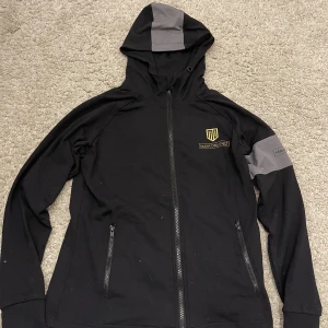 Mayadelorez (ariana Hoodie)  - Ny pris: 800 Du står för frakten! Fint skick, knappt använd. Alla dragkedjor funkar. 