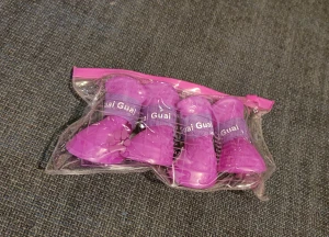 Rosa hundskor  - Rosa gummistövlar, sulans mått är 5x4cm. Fästes med kardborreband, aldrig använda.