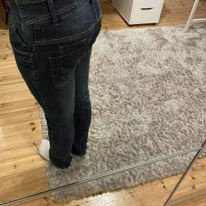 Lågmidjade butcut sköna jeans med fina detaljer på baksidan 