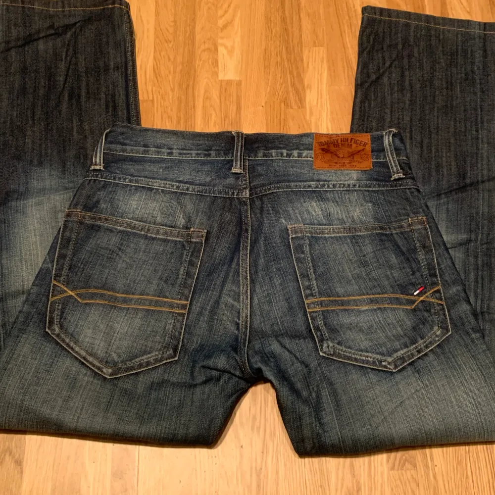 Tommy hilfiger jeans ( äkta) i modellen Ryder Zip. De har raka ben och passar ungefär M.  Stl- L32, W31. Jeans & Byxor.
