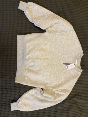 Gina Tricot sweatshirt storlek xxs  - Ljusgrå sweatshirt från Gina Tricot. Helt oanvänd med prislappen kvar